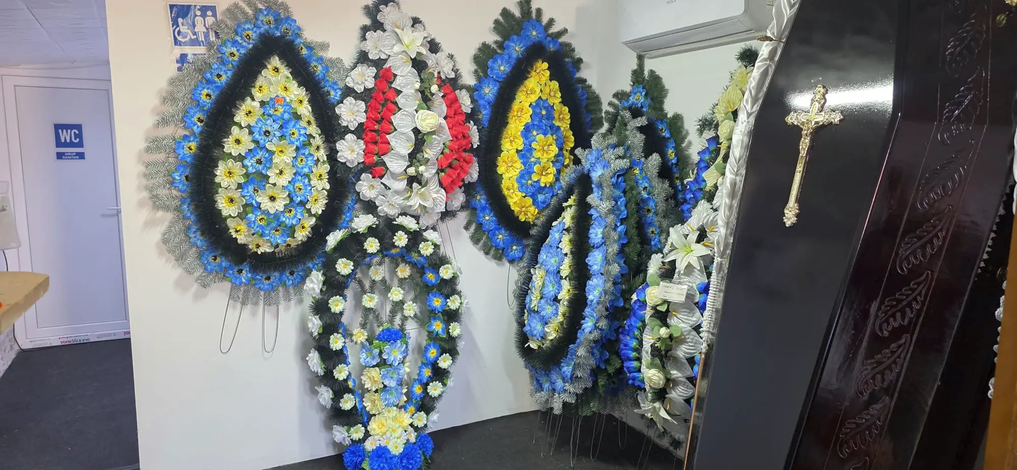 Coroane, accesorii funerare și articole — Casa Găină Cosmin