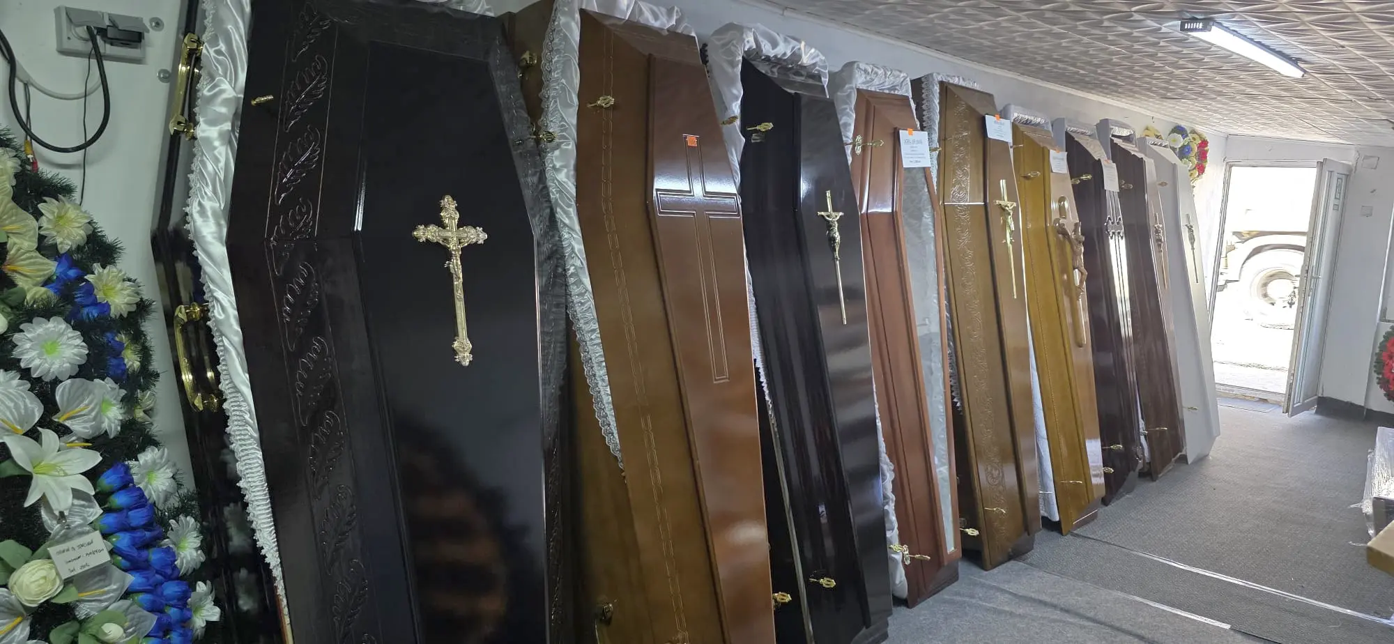Depunere la capelă, catafalc și capac frigorific — Casa Găină Cosmin
